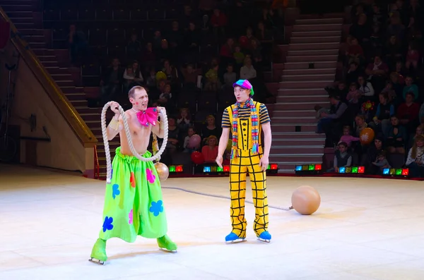 莫斯科马戏团小丑团表演在冰上巡回演出 — 图库照片