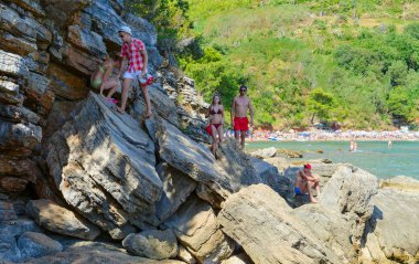 Turistlerin büyük buzlu Mogren plaj cliff bakış, Budva, Karadağ ile gitmek