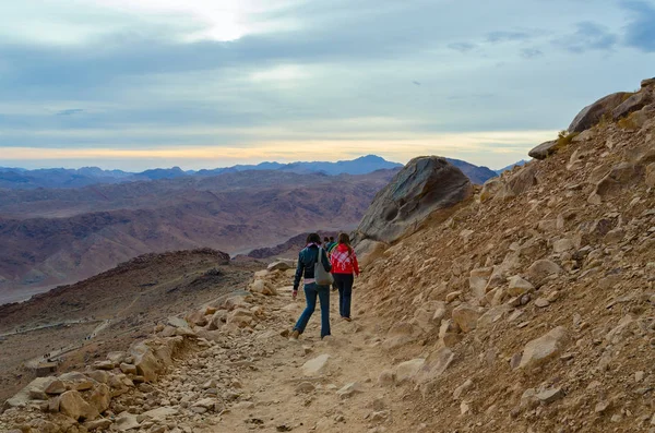 Toeristen neerdalen op stony trail from Mount Mozes, Egypte — Stockfoto