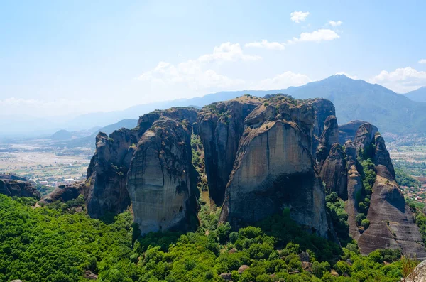 Majestátní útesy v Thessálii údolí, Meteora, Řecko — Stock fotografie