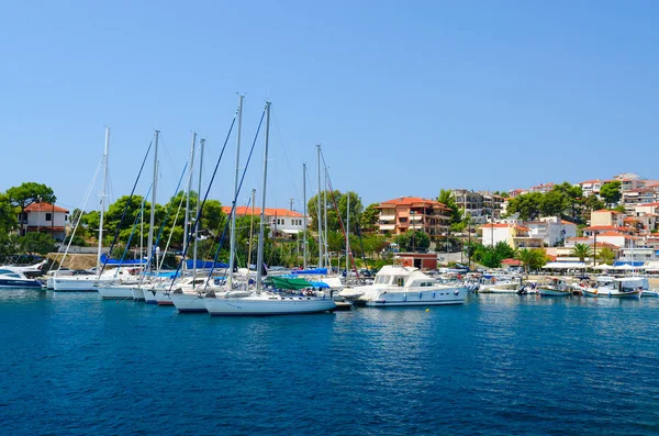 Båtar vid bryggan av liten resort town av Neos Marmaras, Sithoniahalvön, Grekland — Stockfoto