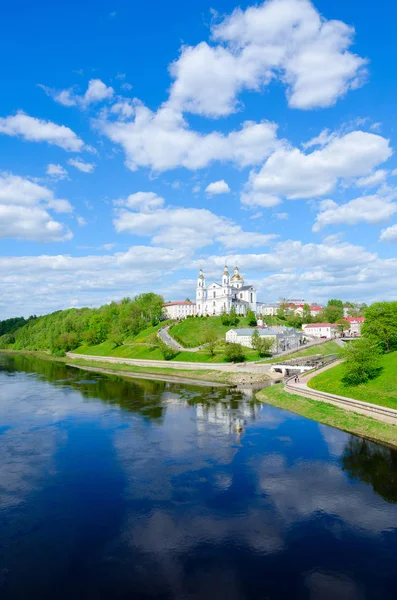 Uspenskaya 山川西ドビナ川、ベラルーシ、ヴィチェプスクの上に神聖な生神女就寝大聖堂 — ストック写真
