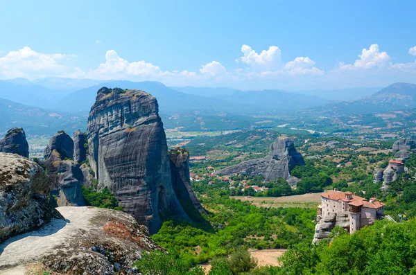 Beautiful view from plateau to Thessaly Valley and complex of Orthodox monasteries, Meteora, Greece — Stock Photo, Image