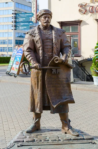 Sochařskou kompozici Voight s klíčem na náměstí svobody, Minsk, Bělorusko — Stock fotografie