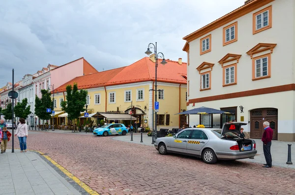Taksówki na ulicy Starego Miasta w Wilnie, Litwa — Zdjęcie stockowe