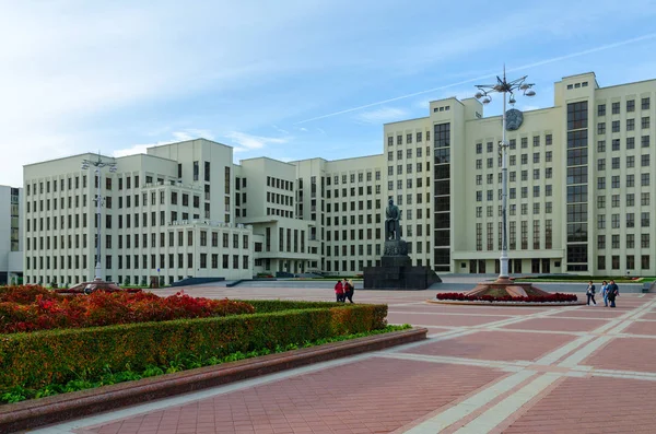 Monument voor V.I. Lenin en huis van de regering op het Onafhankelijkheidsplein, Minsk, Wit-Rusland — Stockfoto