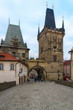 Turist Charles Köprüsü üzerinde vardır. Mala Strana Köprüsü Kulesi, Prag, Çek Cumhuriyeti
