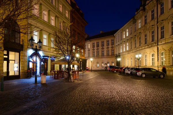 Bela vista noturna do centro histórico de Stare Mesto em Praga, República Checa — Fotografia de Stock