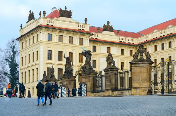 I turisti camminano lungo Piazza Hradchanskaya. Porta dei Titani, Praga, Repubblica Ceca — Foto Stock