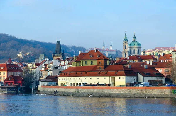 Schöne Aussicht auf Moldau-Ufer, Kampa-Insel in Prag, Tschechische Republik — Stockfoto