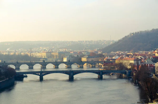 Belle vue du matin sur le pont Manesov et Charles et la rivière Vltava, Prague, République tchèque — Photo