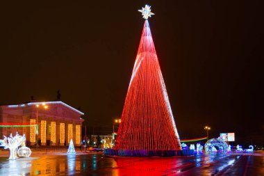 Lenin Meydanı 'ndaki Noel ağacı, gece görüşü, Gomel, Belarus