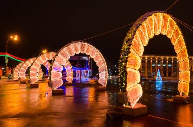 Lenin Meydanı 'nda yeni yıl kutlamaları, gece görüşü, Gomel, Belarus