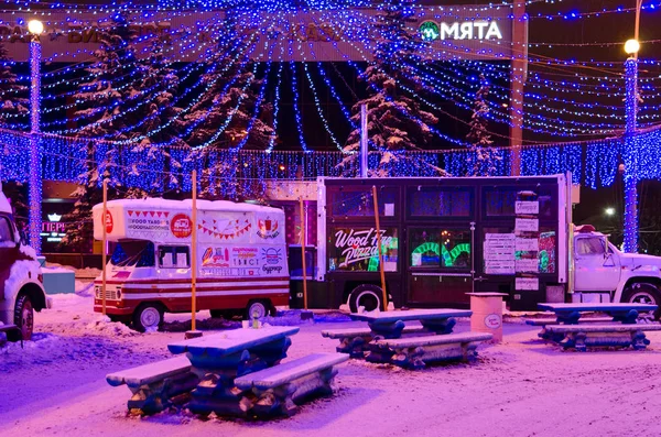 Фестивальне новорічне освітлення на площі Леніна, нічний краєвид, Гомель, Білорусь. Кафе на вулиці — стокове фото