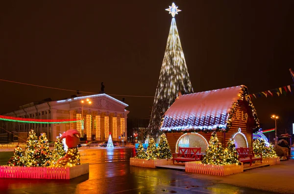 Świąteczna dekoracja na placu Lenina, widok na noc, Homel, Białoruś — Zdjęcie stockowe