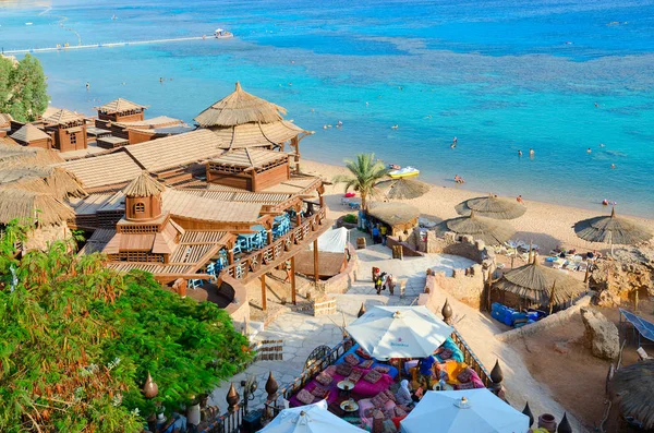 Вид сверху на популярное кафе Фарша на берегу Красного моря в районе Хадаба, Шарм-эль-Шейх, Египет — стоковое фото