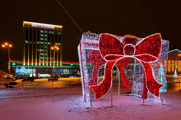 Святкове новорічне освітлення на площі Леніна, вечірній краєвид, Гомель, Білорусь. — стокове фото
