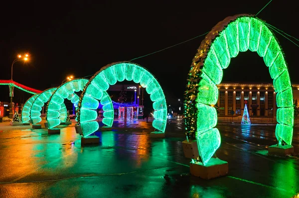 Iluminación festiva de Navidad en la Plaza Lenin, vista de la noche, Gomel, Bielorrusia —  Fotos de Stock