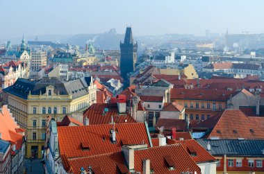 Çek Cumhuriyeti Prag 'ın tarihi merkezindeki Pudra Kulesi' nin üzerinden güzel bir manzara