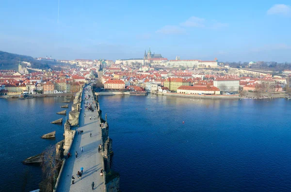 Piękny widok z góry Mostu Karola, nasyp Wełtawy, wyspa Kampa, Zamek Praski, Czechy — Zdjęcie stockowe
