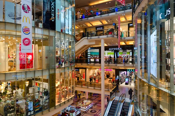 Interior del mayor centro comercial Palladium en la Plaza de la República, Praga, República Checa Fotos De Stock Sin Royalties Gratis