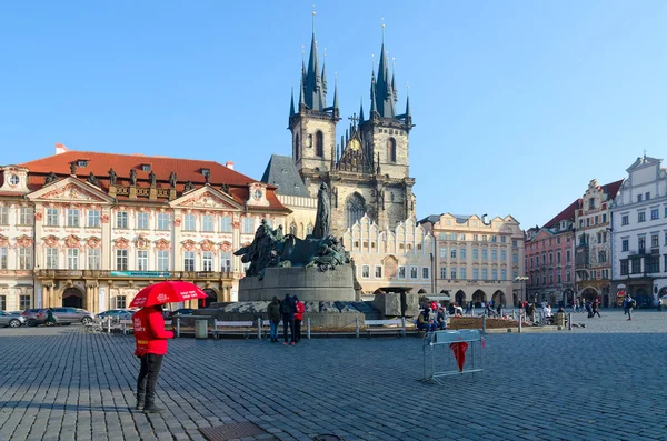 Plaza de la Ciudad Vieja, Praga, República Checa. Iglesia de Tyn, monumento a Jan Hus — Foto de Stock