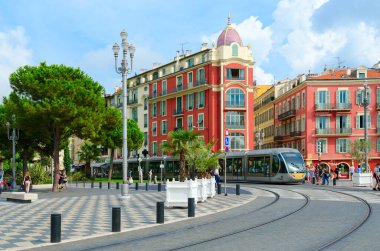 Nice, Fransa - 15 Eylül 2018: Modern yüksek hızlı tramvay Place Massena, Nice, Cote d'Azur, Fransa. Bilinmeyen insanlar sokakta yürümek