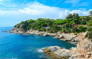 Kayalık kıyı şeridinin resimli görüntüsü, Lloret de Mar, Costa Brava, Katalonya, İspanya