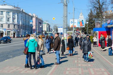 GOMEL, BELARUS - 26 Mart 2020: WHO, Gomel, Belarus tarafından ilan edilen salgın sırasında kimliği belirsiz kişiler toplu taşıma durağında duruyor
