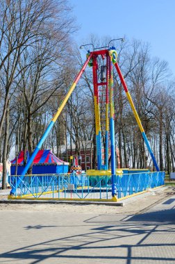 GOMEL, BELARUS - 26 Mart 2020: WHO, Gomel, Belarus tarafından ilan edilen salgın sırasında terk edilmiş bahar parkında 