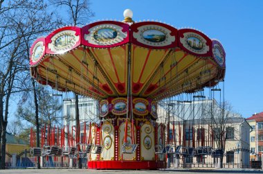 GOMEL, BELARUS - 26 Mart 2020: WHO, Gomel, Belarus tarafından ilan edilen salgın sırasında terk edilmiş parkta 