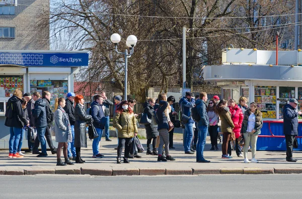 Gomel Belarus Março 2020 Pessoas Desconhecidas Permanecem Parada Transporte Público — Fotografia de Stock