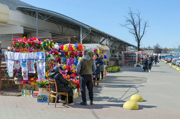 Gomel Belarus March 2020 Selling Artificial Flowers Central Market 在世卫组织宣布的大流行病期间没有在国内进行检疫 — 图库照片