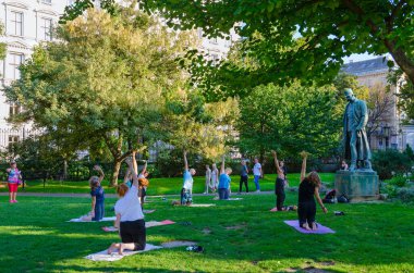 VIENNA, AUSTRIA - 17 Eylül 2018: Tanımlanamayan insanlar güneşli Eylül gününde Burggarten Parkı 'nda fiziksel egzersiz yapıyorlar, Viyana, Avusturya