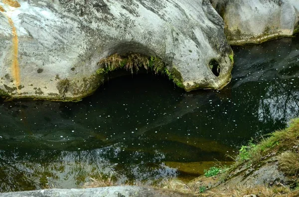 Água azul estável com rochas Índia — Fotografia de Stock