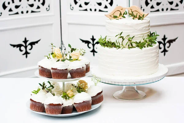 Wedding Cupcakes Cake Decorated Flowers White Stand Candy Bar — Stock Photo, Image