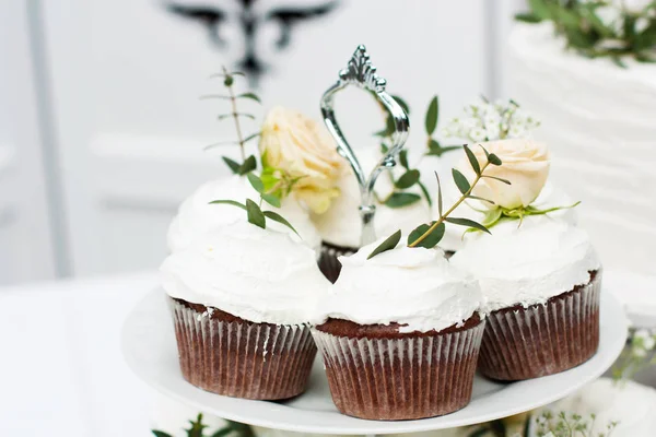 Wedding Cupcakes Decorated Flowers White Stand — Stock Photo, Image