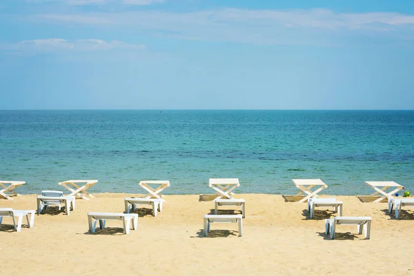 Güneşli boş plaj şezlong ile