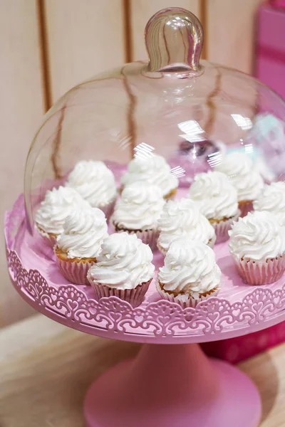 Mini cupcakes no carrinho rosa — Fotografia de Stock