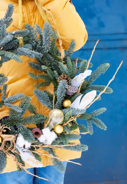 Noel çelenk boho tarzı tüylerle süslenmiş