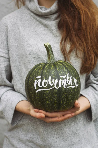 İçinde kabak Kasım metin ile tutan kız. Cadılar Bayramı sembolü