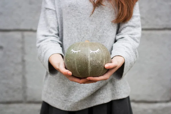 Gri kabak uykulu boyalı gözler ile tutan kız