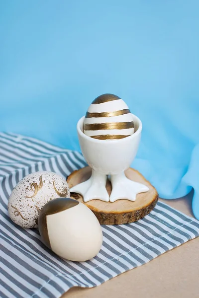 Paskalya yumurtaları mavi zemin üzerine dekore edilmiştir