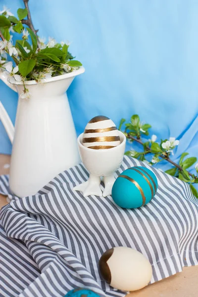 Establecimiento de mesa de Pascua con huevos y rama florecida —  Fotos de Stock