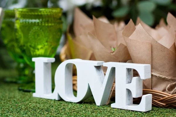 Beyaz ahşap kelime aşk yeşil — Stok fotoğraf