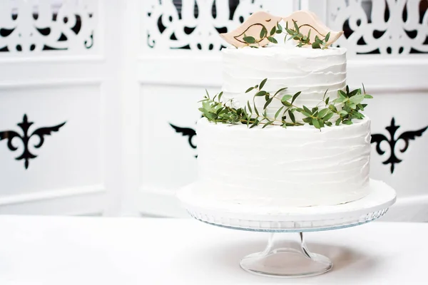 Gâteau Blanc Mariage Décoré Oiseaux Bois Eucalyptus Sur Pied — Photo