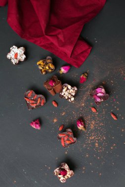 Dolguları ile koyu arka plan üzerinde ev yapımı çikolata tatlılar