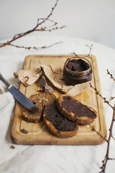 Meyve ve çikolata spread ışık arka plan üzerinde sağlıklı kahvaltı ekmek somunları üzerinde tarihi