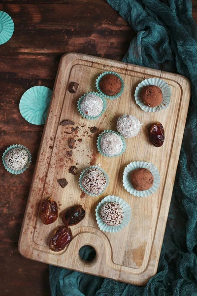 Ahşap kesme tahtası üzerinde ev yapımı çikolata tatlılar