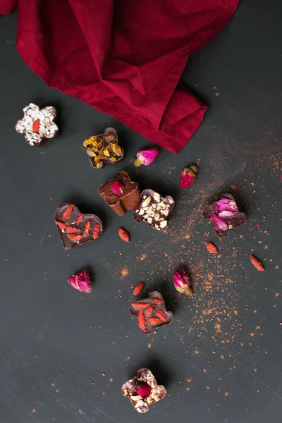 Dolguları ile koyu arka plan üzerinde ev yapımı çikolata tatlılar
